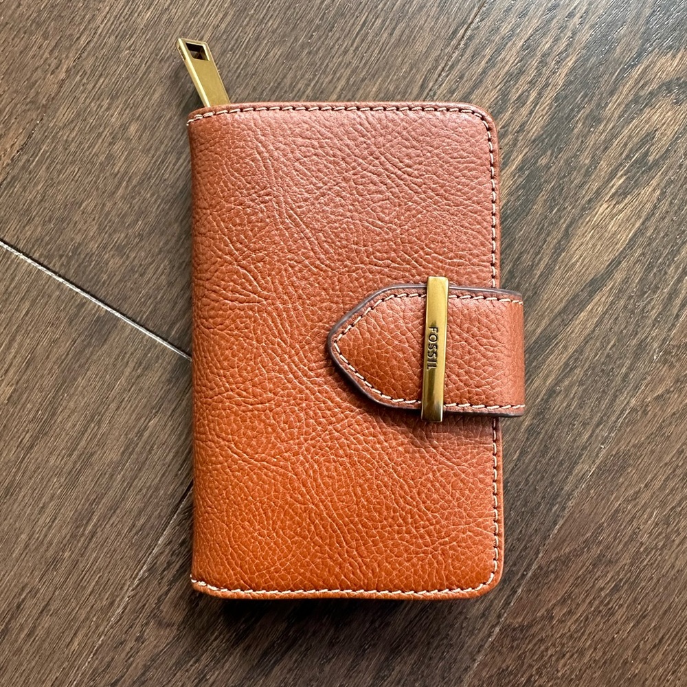 NWOT Leather Fossil Multifunction Billfold Wallet